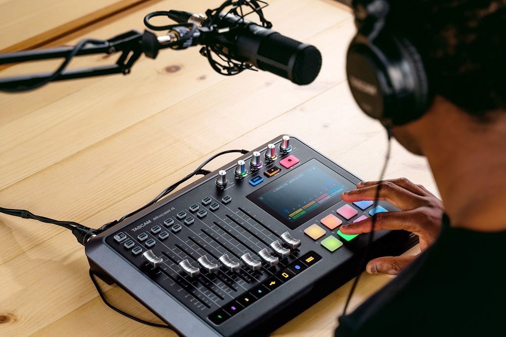 TASCAM MIXCAST4 Consola Pasiva, grabadora e interfaz de audio USB: cuatro entradas de micrófono XLR/TRS, pantalla táctil y software de edición incluidos