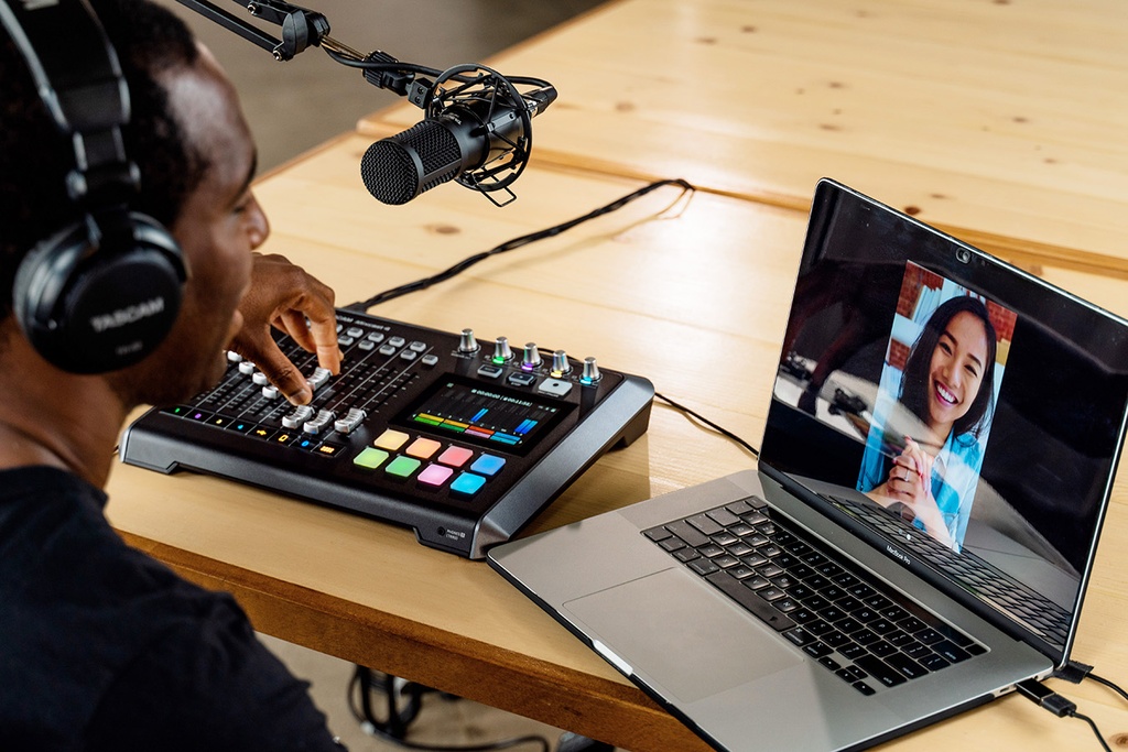 TASCAM MIXCAST4 Consola Pasiva, grabadora e interfaz de audio USB: cuatro entradas de micrófono XLR/TRS, pantalla táctil y software de edición incluidos